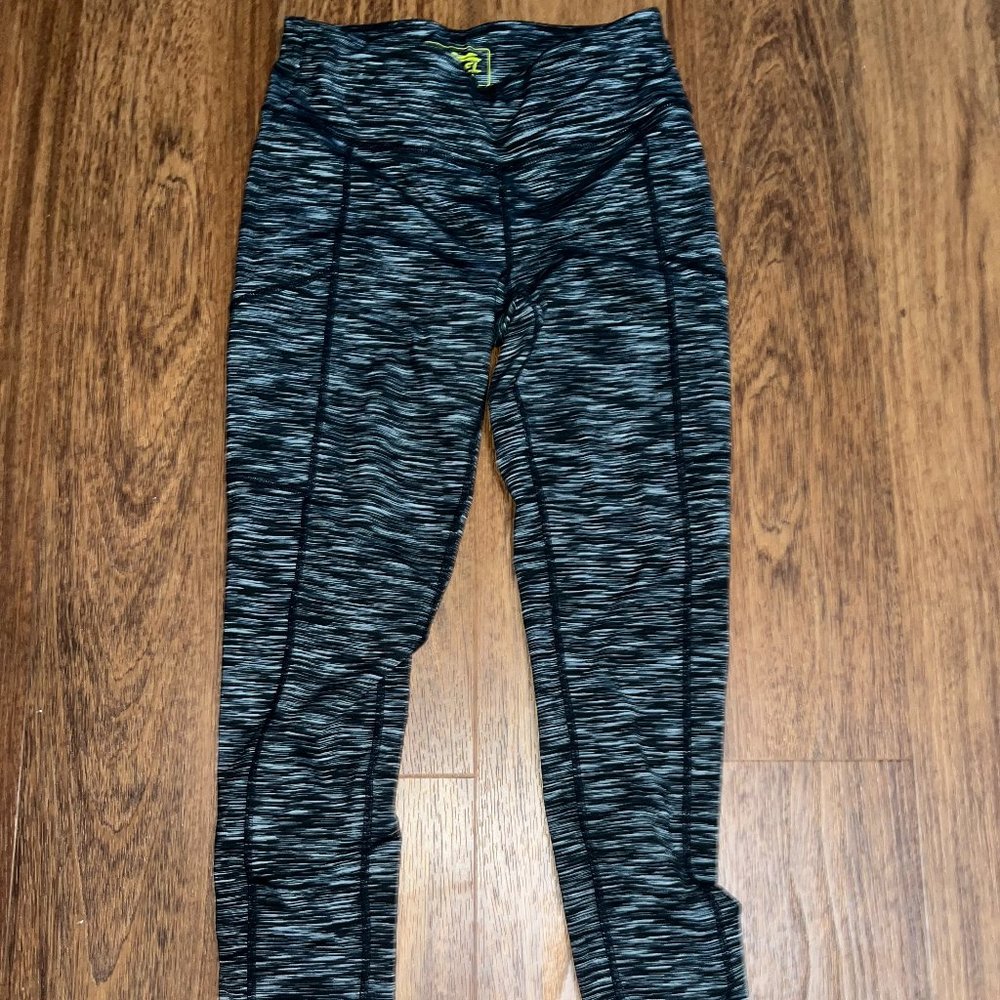 "Propel Bass Engineered" leggings, XS, black with grey and white stripes